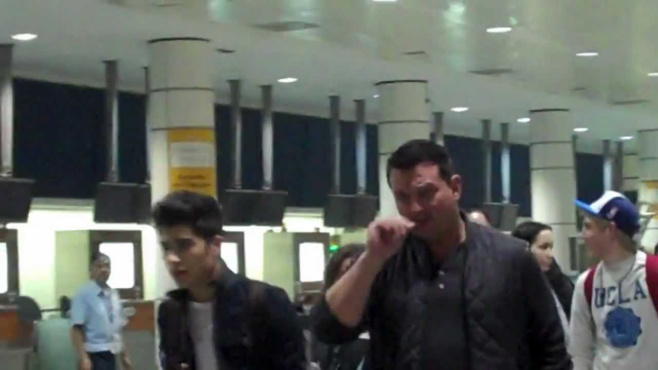 Meeting One Direction at Montreal Airport March 26th,2012