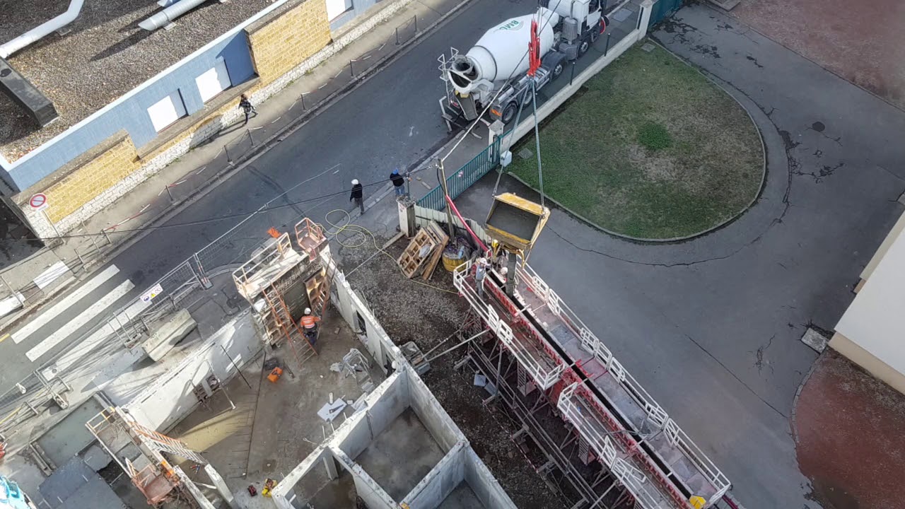 GRUTIER / GRUE A TOUR /MANITOWOC POTAIN MDT 178 . Coulage du béton pour les murs✌