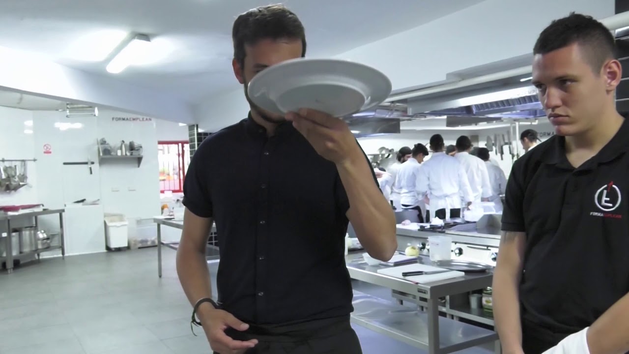 Formando camareros en el país de los bares