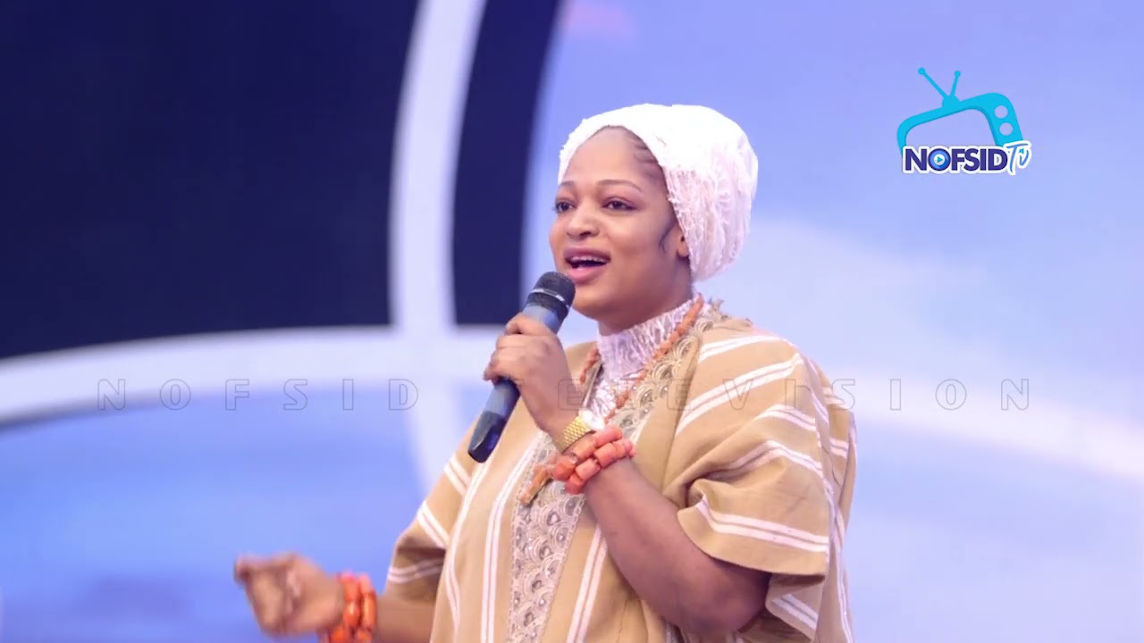 Королева Силекунола Огунвуси празднует Пасху с пастором Игинлой, женой и прихожанами церкви.