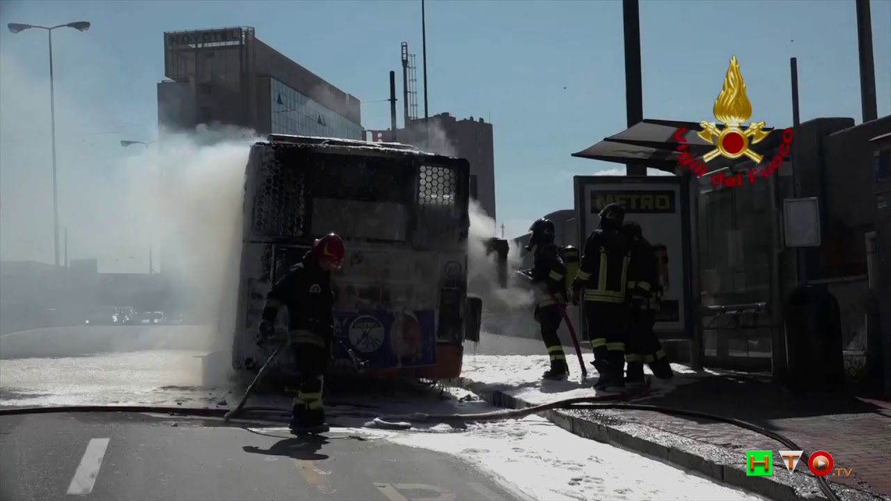 Vigili del Fuoco - Genova, Incendio di un bus AMT della linea 18 - www.HTO.tv