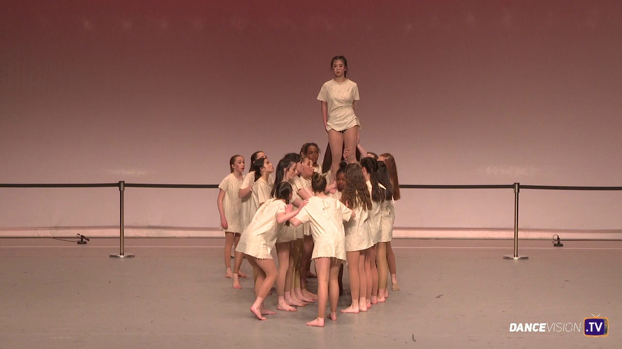 Year 8B dance at the 2019 Eisteddfod