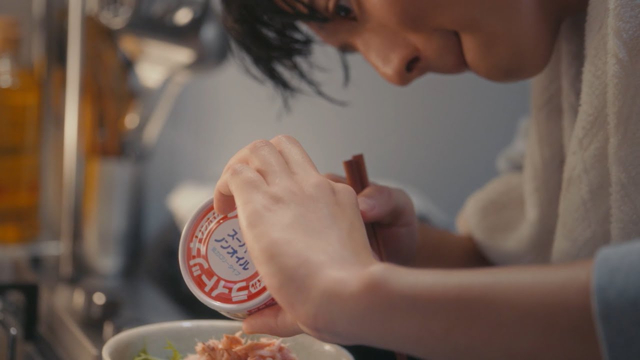 いなばライトツナ　スーパーノンオイル　一人暮らし編(30秒)（いなば食品グループ）