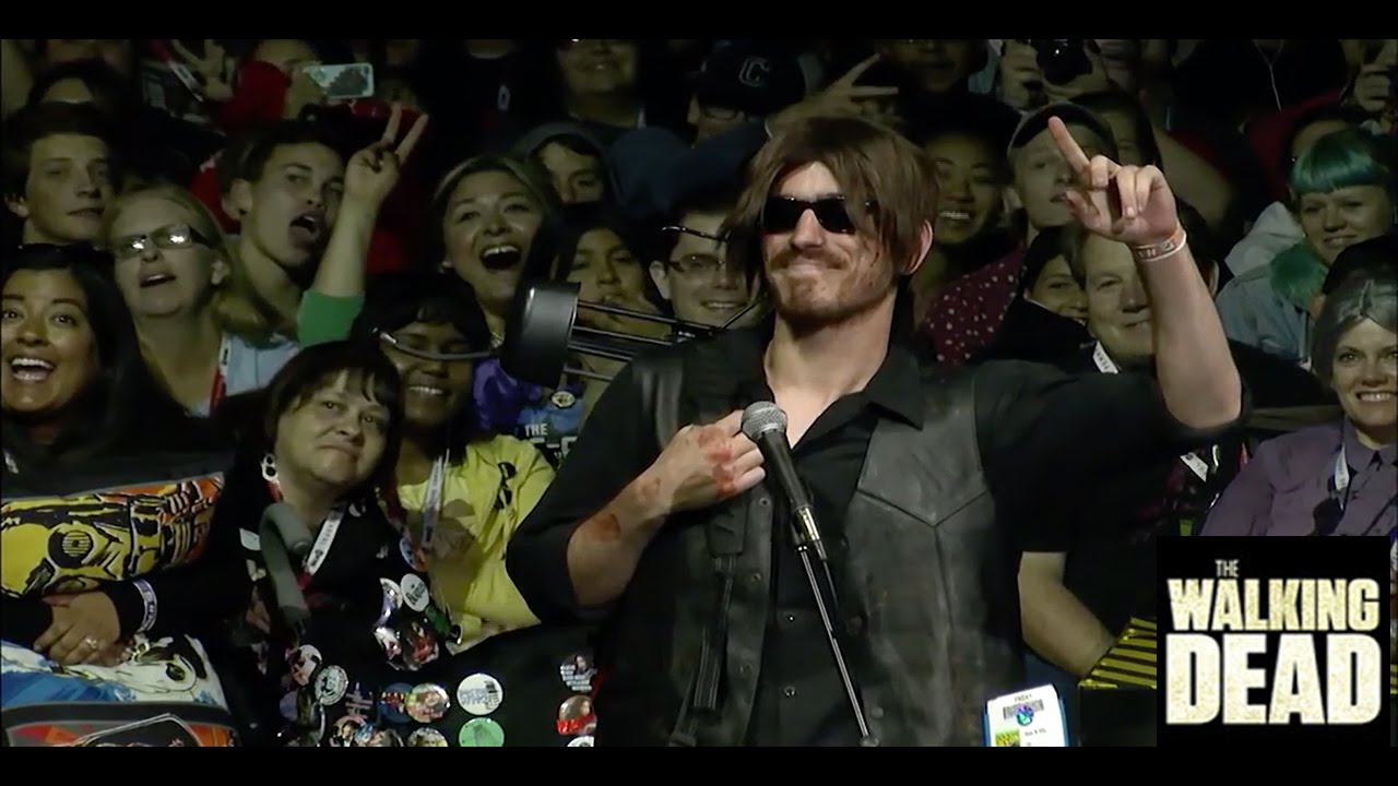 NORMAN REEDUS Meets a Fan Dressed As Daryl - The Walking Dead