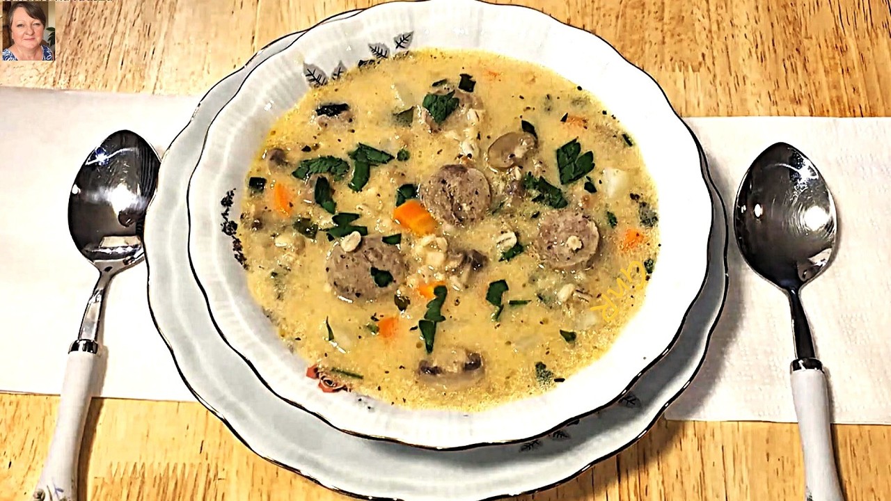 Zupa Pieczarkowa z Kaszą i Swojską Kiełbasą.
