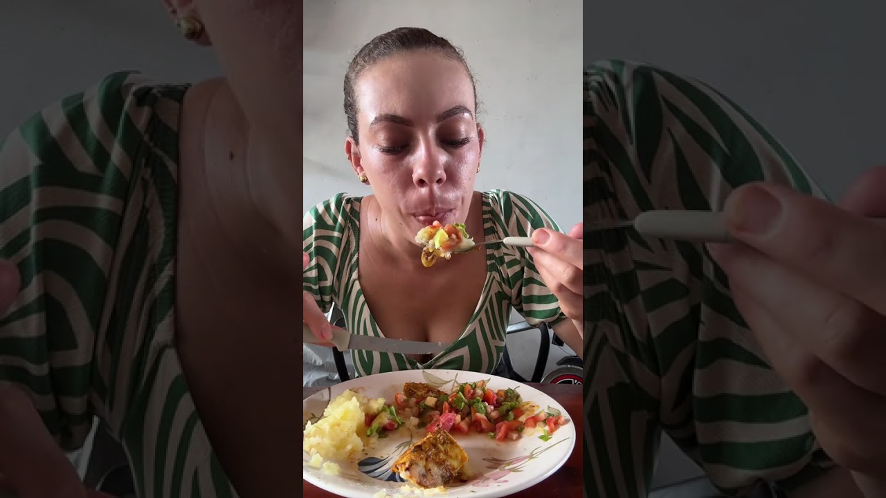 Cuscuz com frango e queijo no café da manhã 