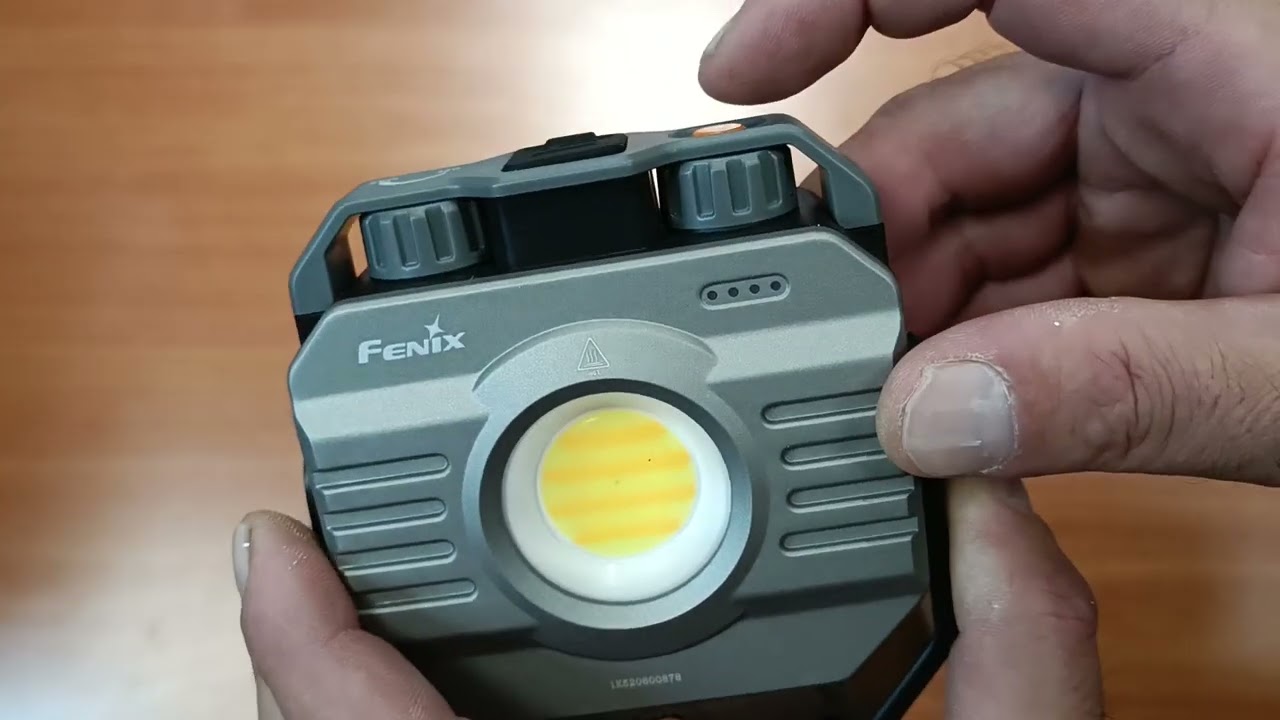 Lanternă Fenix CL28R, o sursă de lumină compactă.