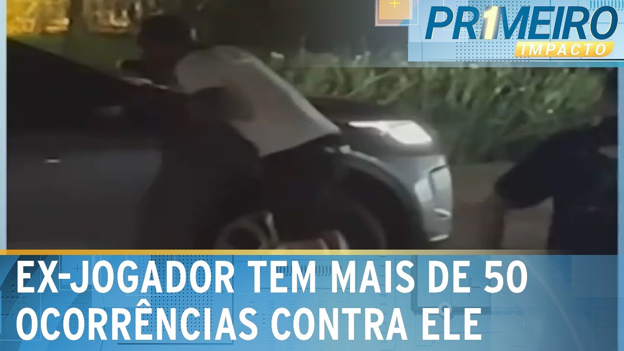 Ex-jogador Carlos Alberto é filmado destruindo carro no RJ | Primeiro Impacto (15/04/24)