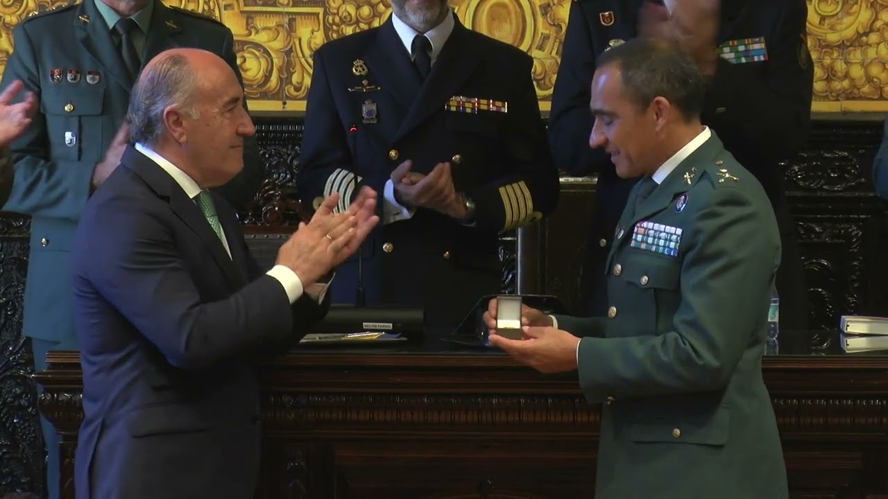 Landaluce destaca el compromiso y dedicación del general Francisco Almansa en el acto de despedida