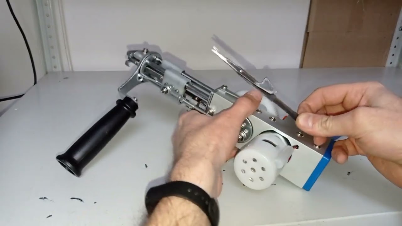 Тафтинг. Замена ножниц на толкатель. Вместо ворса - петля.   Tufting. Replacing scissors