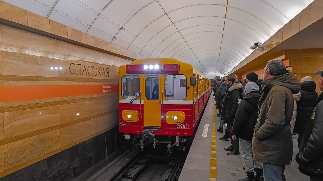 МЕГАЭКСКЛЮЗИВ! Сцеп из «Батареек»! ЭКА-11 + ЭКА-003 на станции «Спасская».