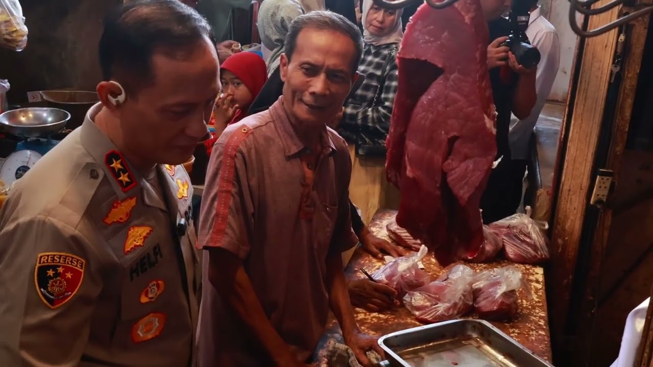 KAPOLDA MENINJAU BAHAN POKOK DI PASAR WAYHALIM DAN PASAR GINTUNG