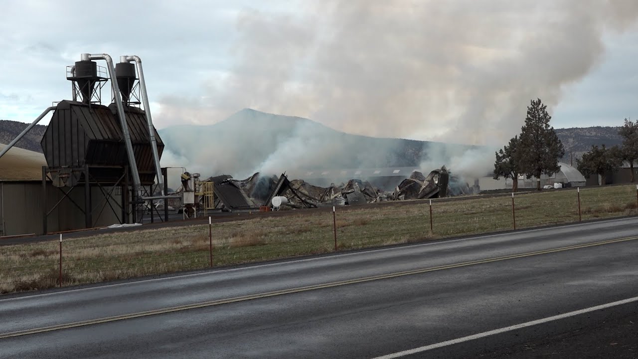 Smoke lingers after mint warehouse fire in Terrebonne