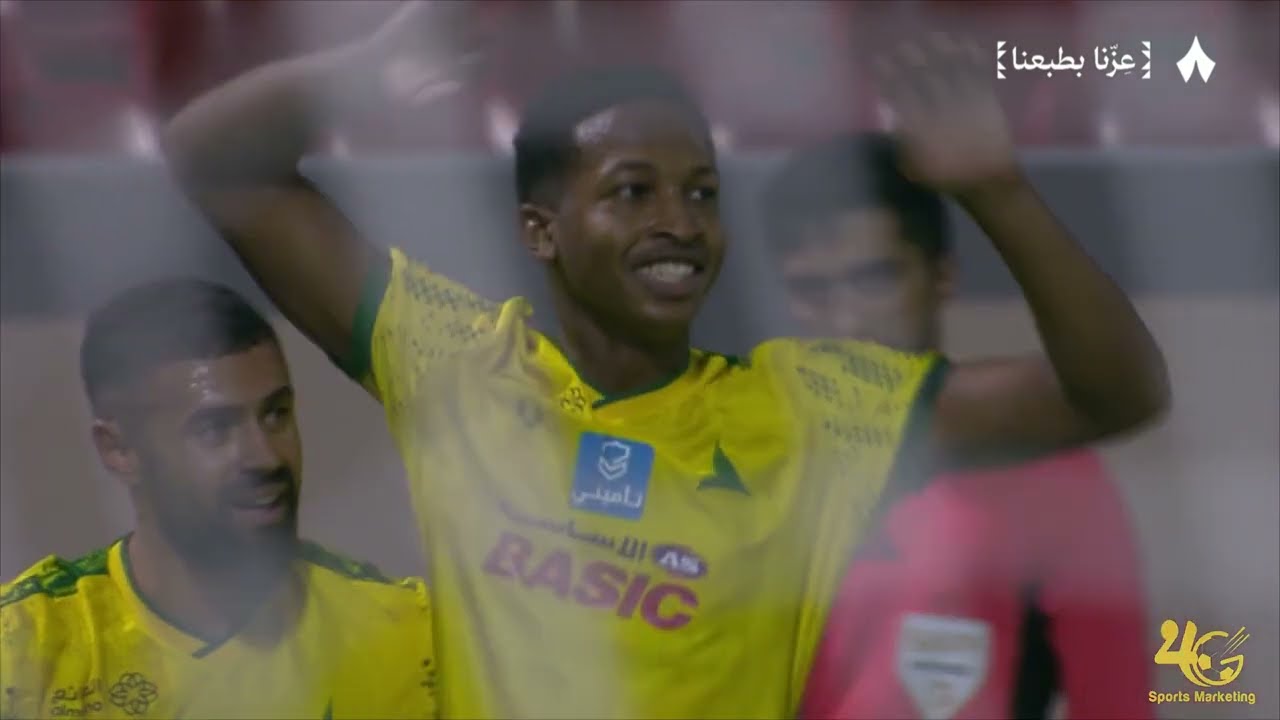 مراد هوساوي لاعب وسط نادي الخليج أمام الطائي في كأس الملك