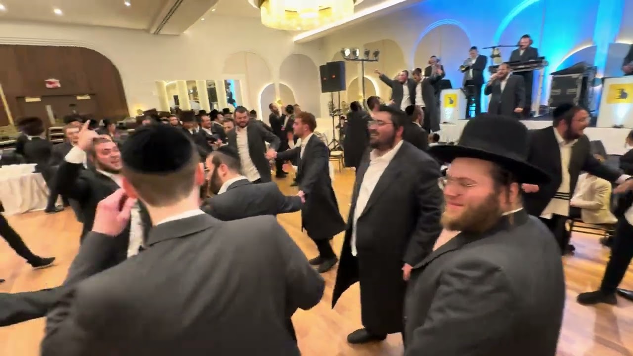 Avrumi Berko on keys & Shea Berko fire 🔥 Hit Second Dance