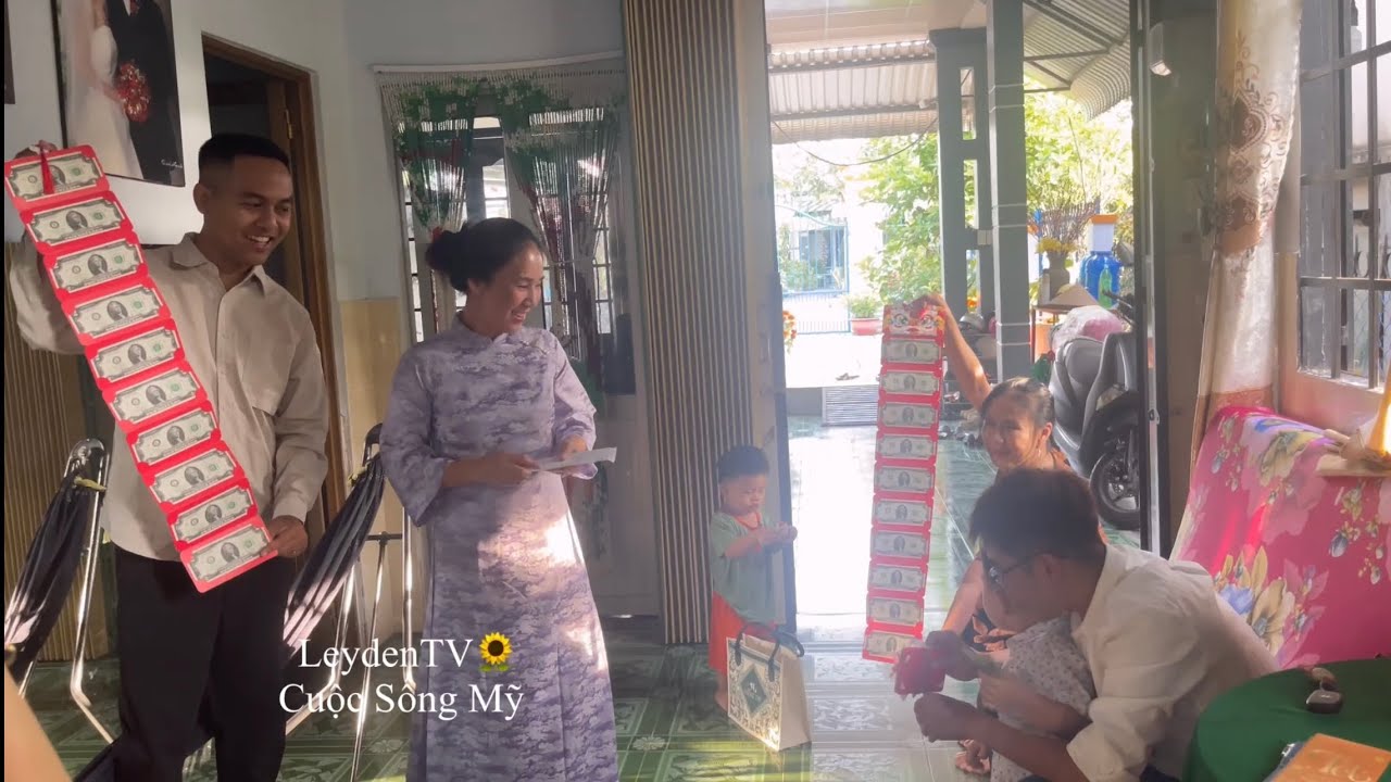 Mùng 1 Tết Nhộn Nhịp Lì Xì Con Cháu Chúc Tết Ông Bà 