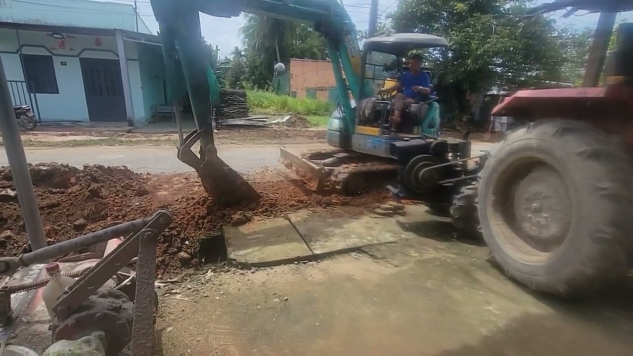 Xe quốc kubota làm đường nuoc sạch 