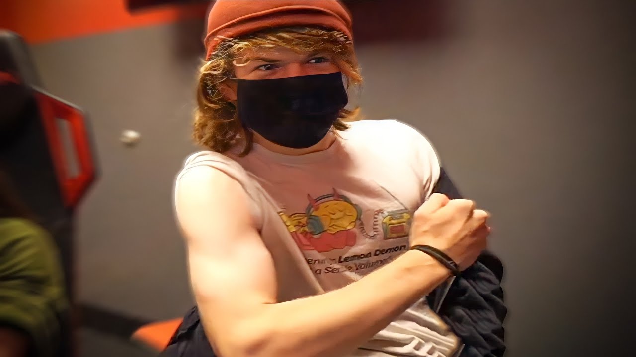 Ranboo Flexes his Muscles