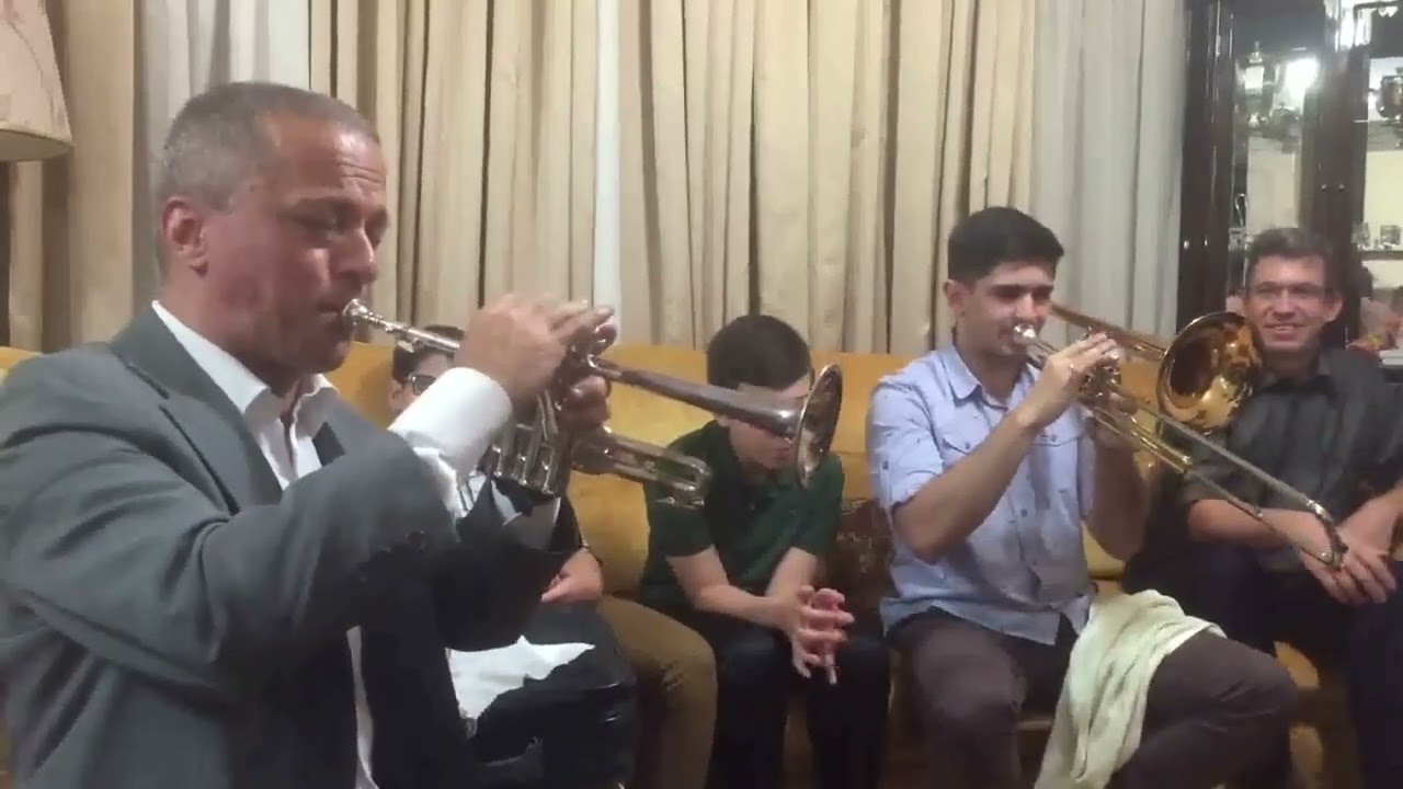 EIS QUE MULTIDÃO MUI GRANDE. 