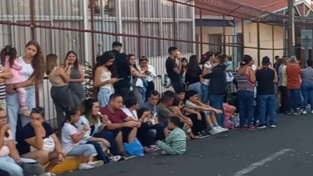 Ambiente previo al inicio del Carnaval de verano de Sarchí 