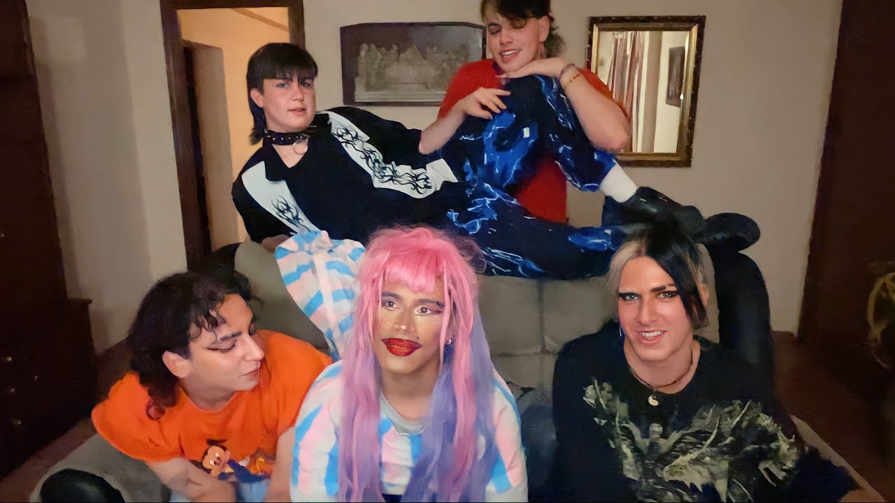 4 TRAVESTIS BORRACHAS ME MAQUILLAN DE DRAG