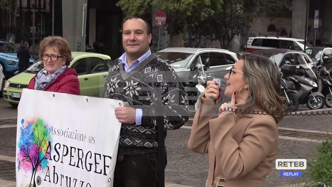 Pescara - La protesta in piazza dell’associazione Asperger