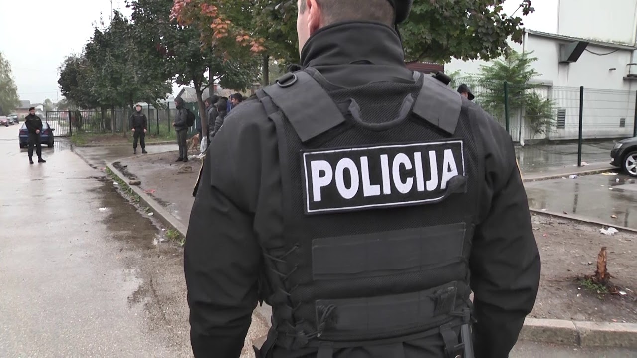 Haotično u Krajini: Migranti uporno dolaze pred centar Bira, a policija ih deportuje na Vučjak