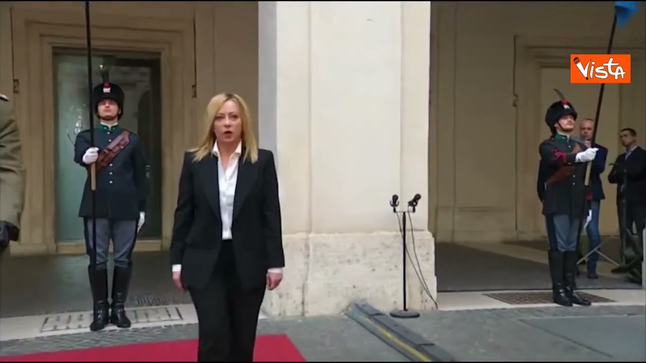 Giorgia Meloni entra a Palazzo Chigi accolta dal picchetto d'onore
