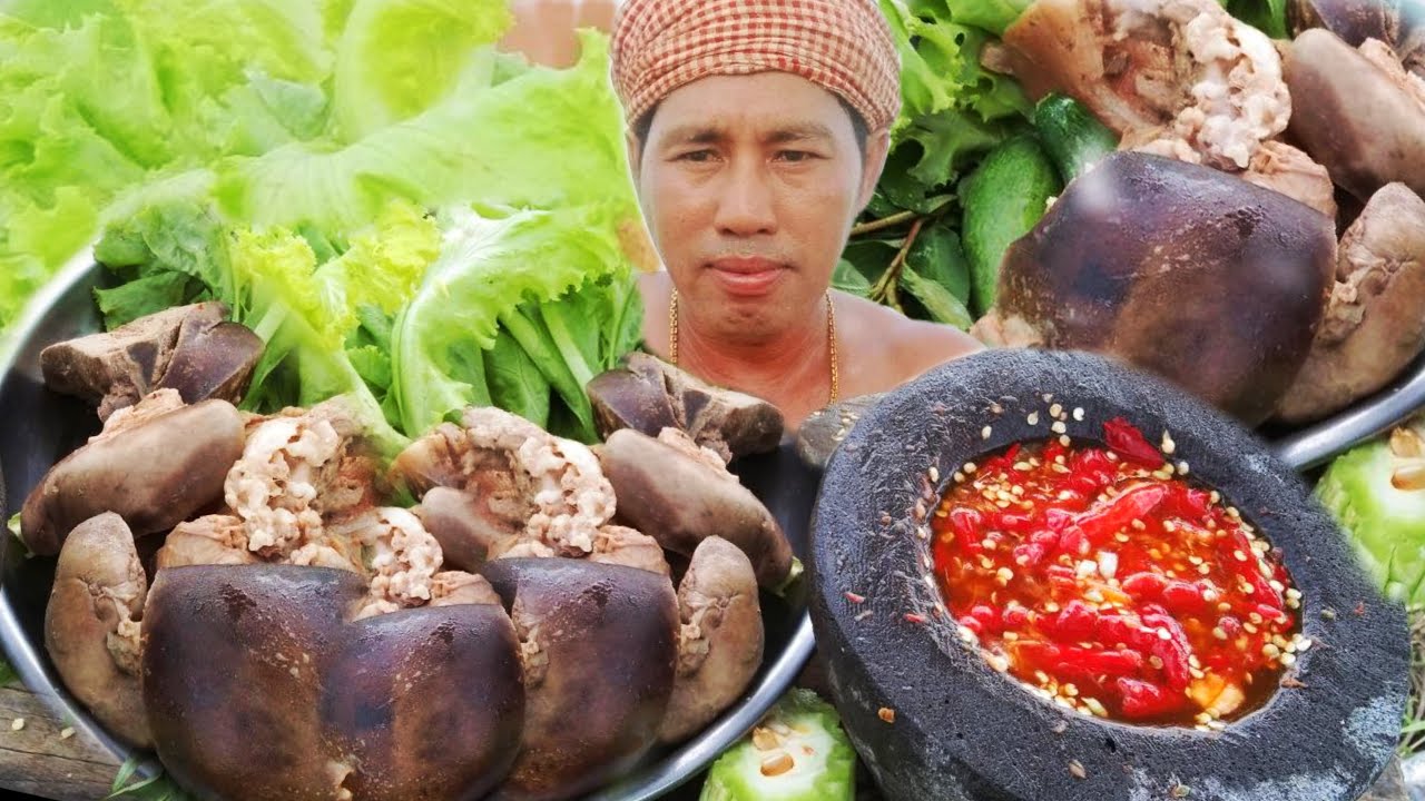 Yummy Boil Pig Liver With Vegetable And Chili Sauce - Eating Delicious