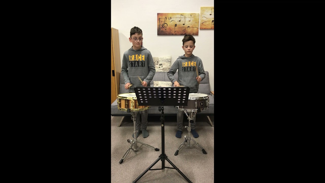 SCHLAGWERKER DER MUSIKSCHULE OBERES LAVANTTAL SPIELEN WEIHNACHTSLIEDER