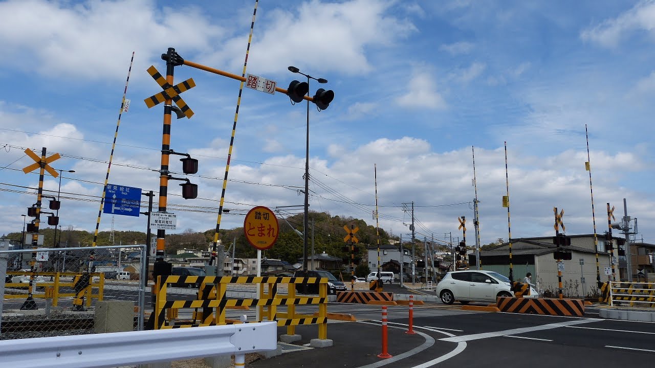驚きの踏切警報機 w(￣▽￣;)wﾜｵｯ!! / 岡山県岡山市 (2)