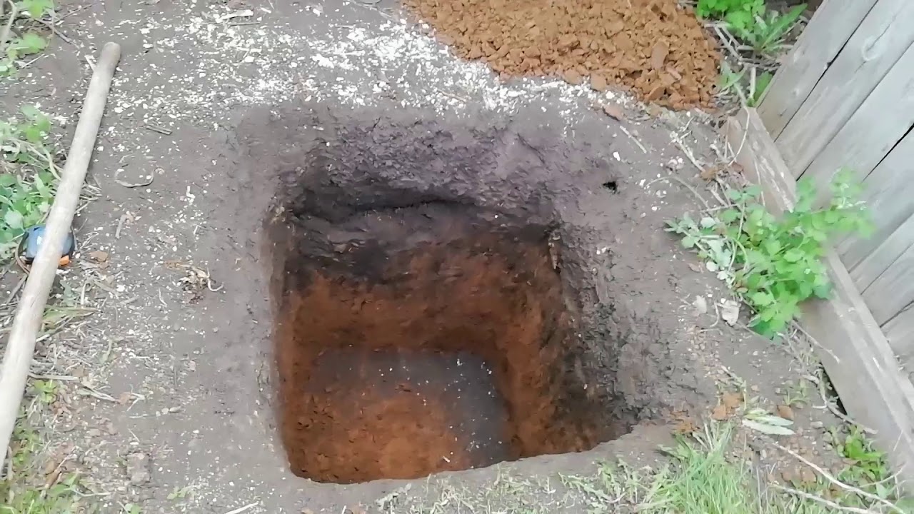 Яма под дачный туалет своими руками с установкой 200 литровой бочки.