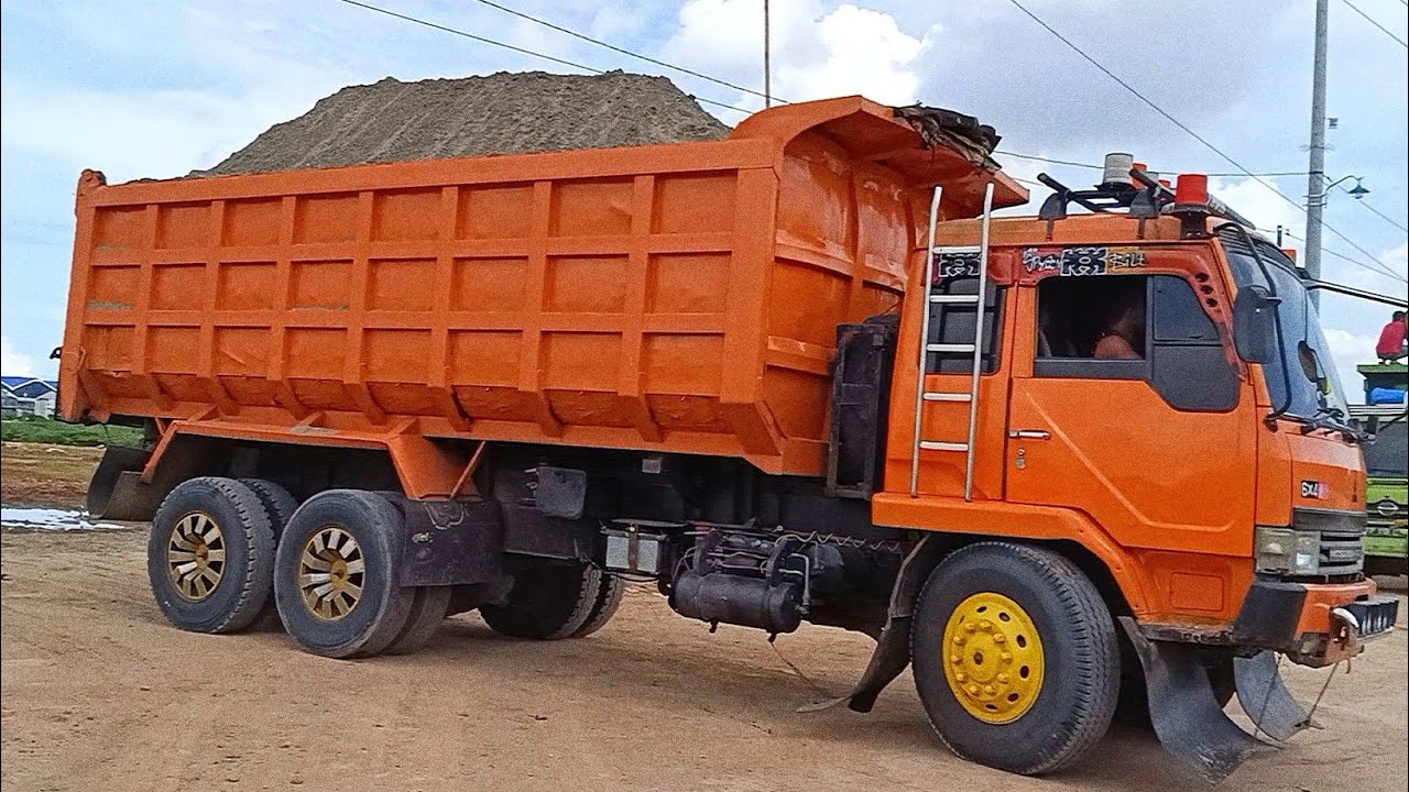 Dump Truk Pasir Mitsubishi Fuso Bak Besar Jomplang Muatan Full Bak Pasir Putih