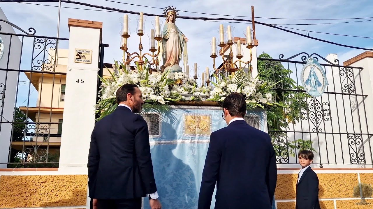 Salida de la Virgen Inmaculada de la Medalla Milagrosa del Colegio Sagrada Familia de Dos Hermanas
