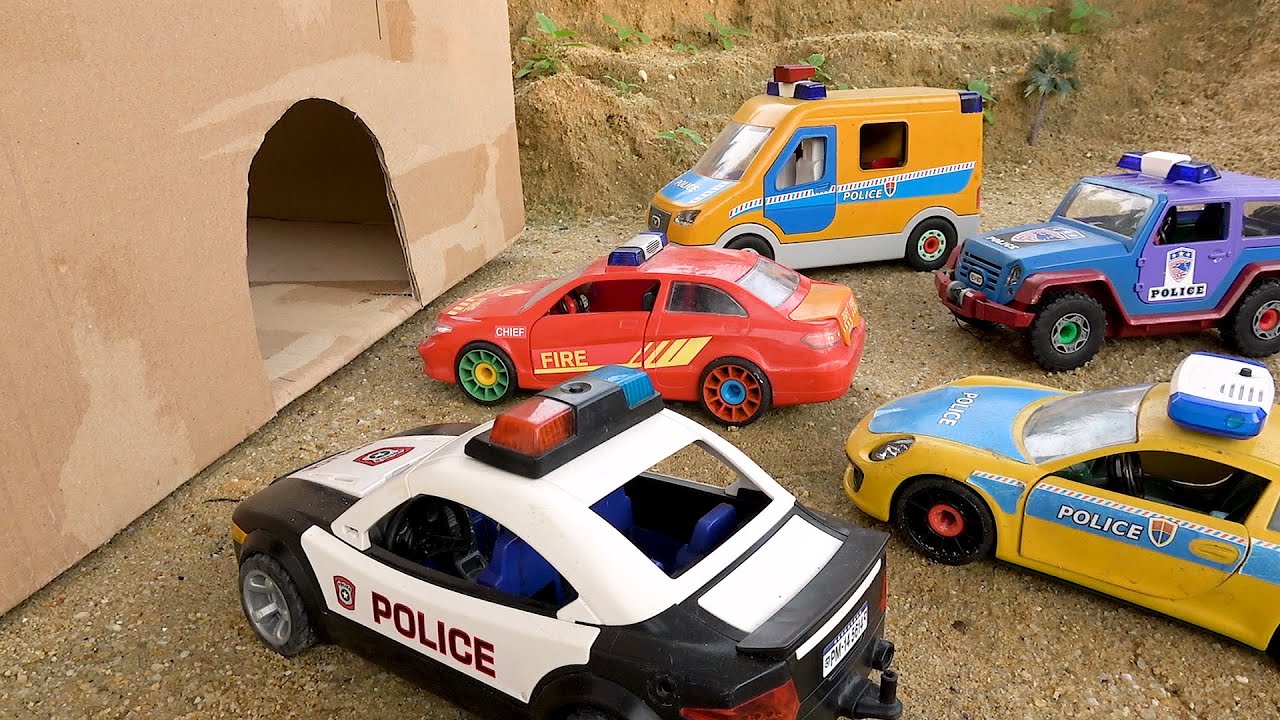 samoch&oacute;d ratunkowy dźwig policyjny | Historia policji i pojazdu ratunkowego