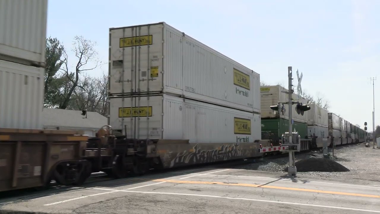 NORFOLK SOUTHERN GE AC44C6M Northbound Intermodal Container Train