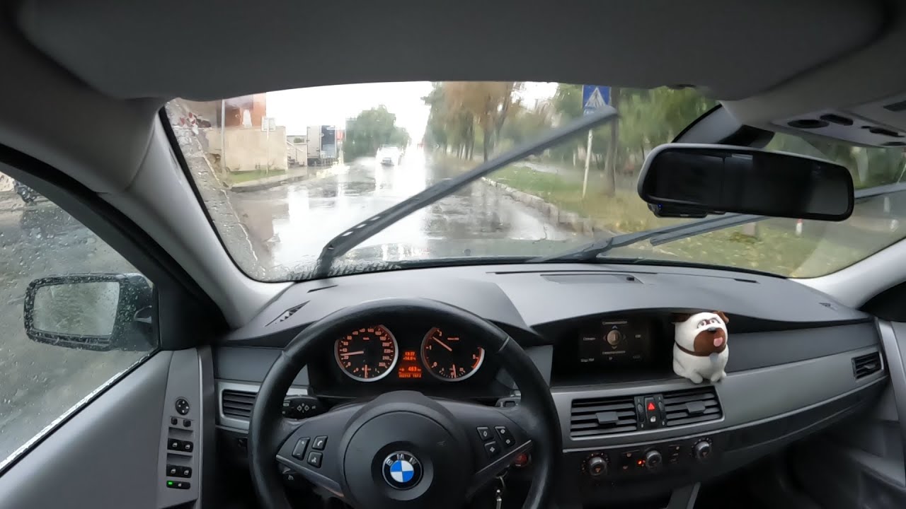 La volan BMW E60 pe ploaie