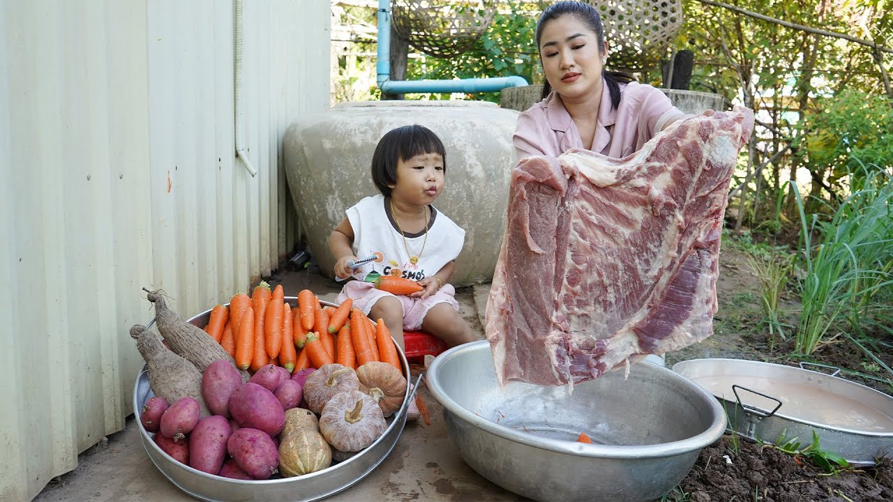 Cute chef Siv Hour has learned how to cook from Mom - Mother and children cooking