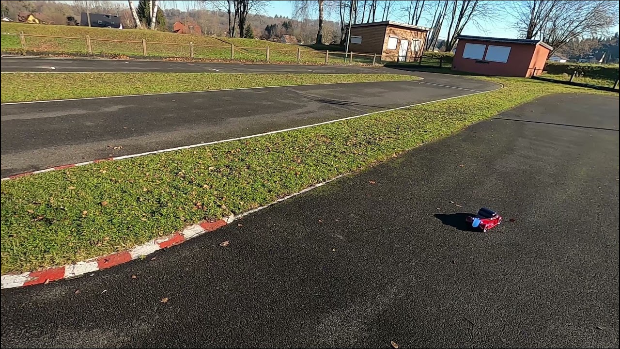 TRAXXAS HOT ROD BRSUHLESS 2s  , sortie de la boite glisse + de l'ar que la corvette qui elle tient