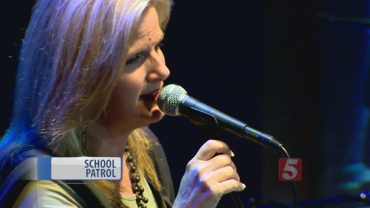 School Patrol: Trisha Yearwood Meets With Students
