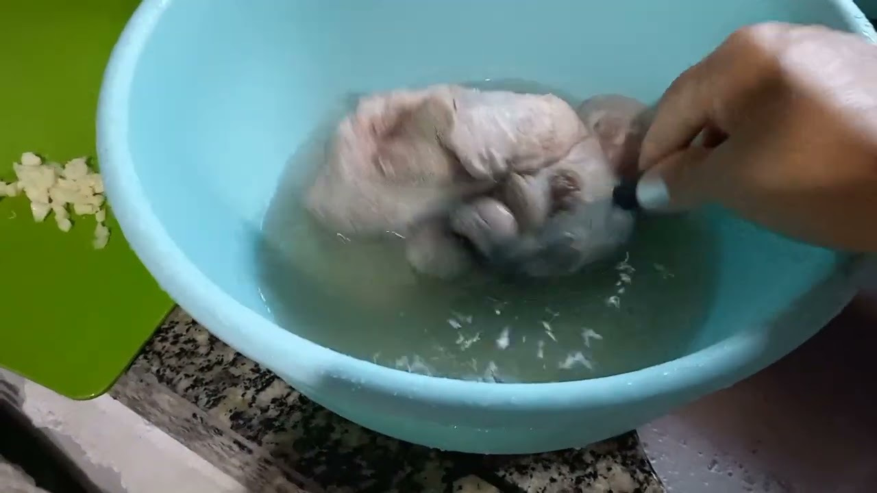 Chuva/ almoço  feijão  com pé  de porco .