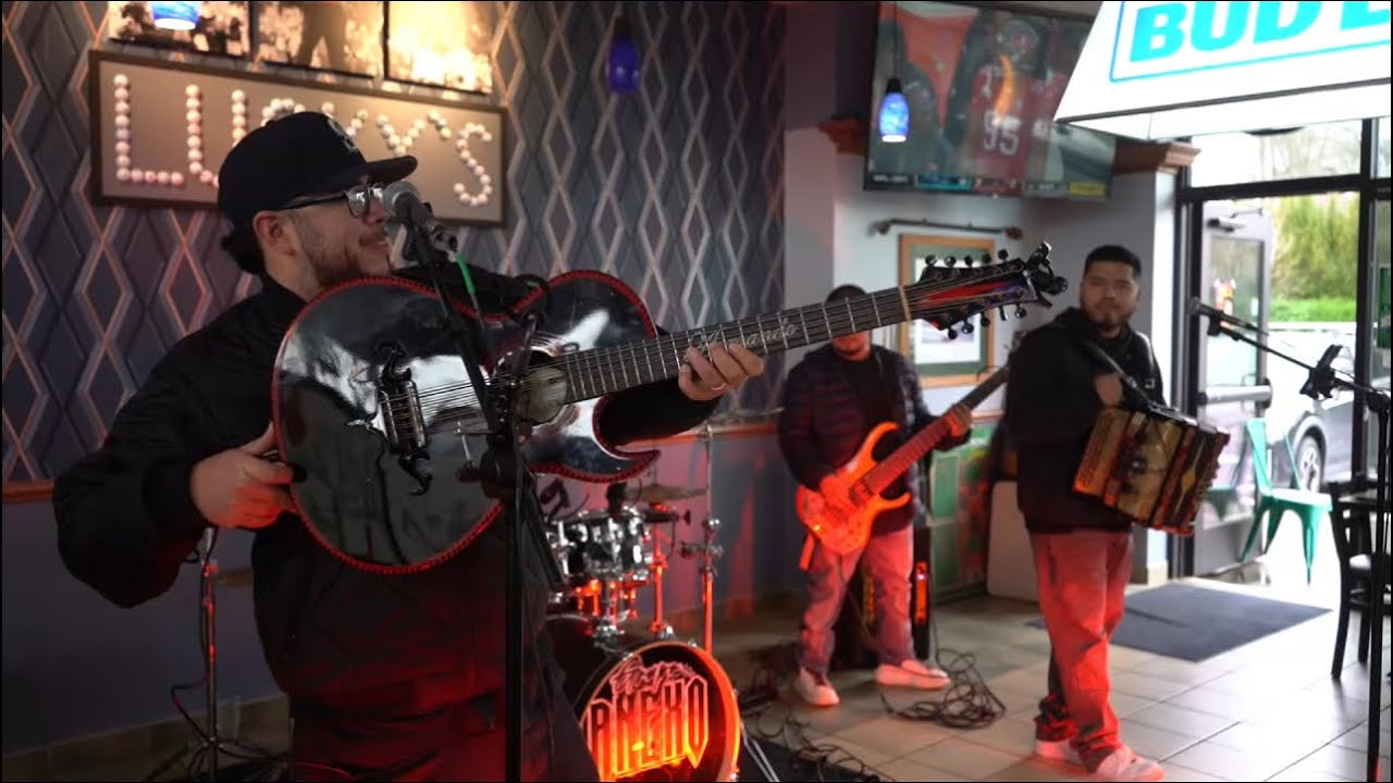 Chivo Tatemado - Grupo Anexo (En Vivo desde Luckys Pub Fore) 