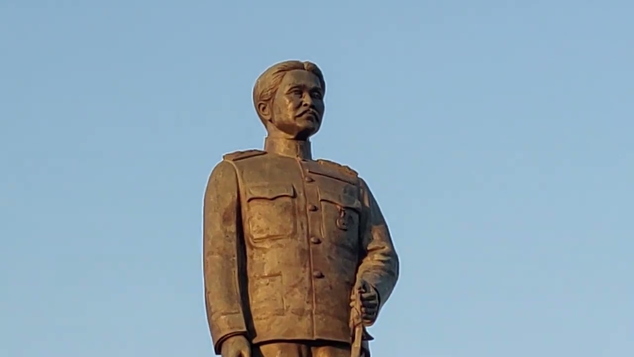 태국 우돈타니(Udon Thani)의 설립자 동상과 기념비.