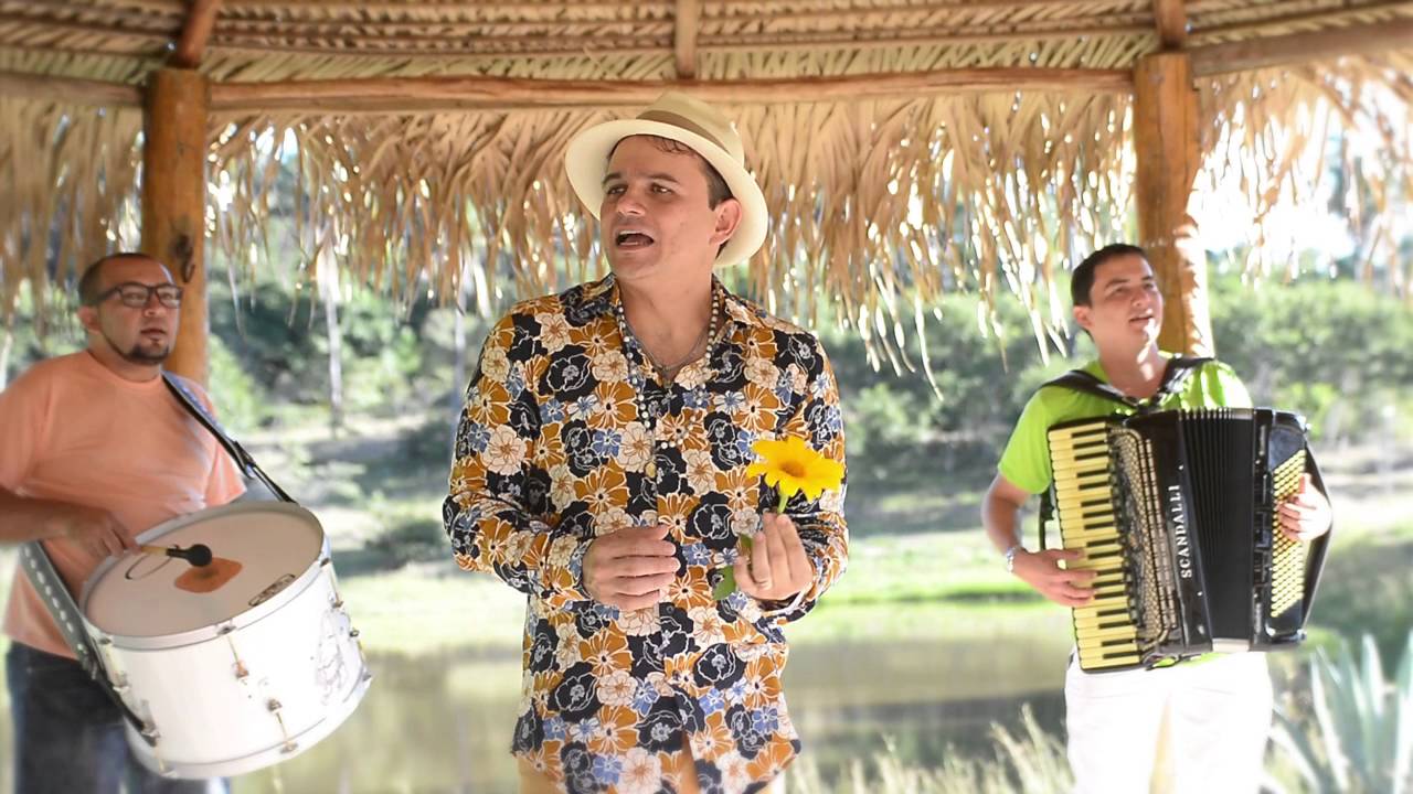 Mãos que oferecem flores