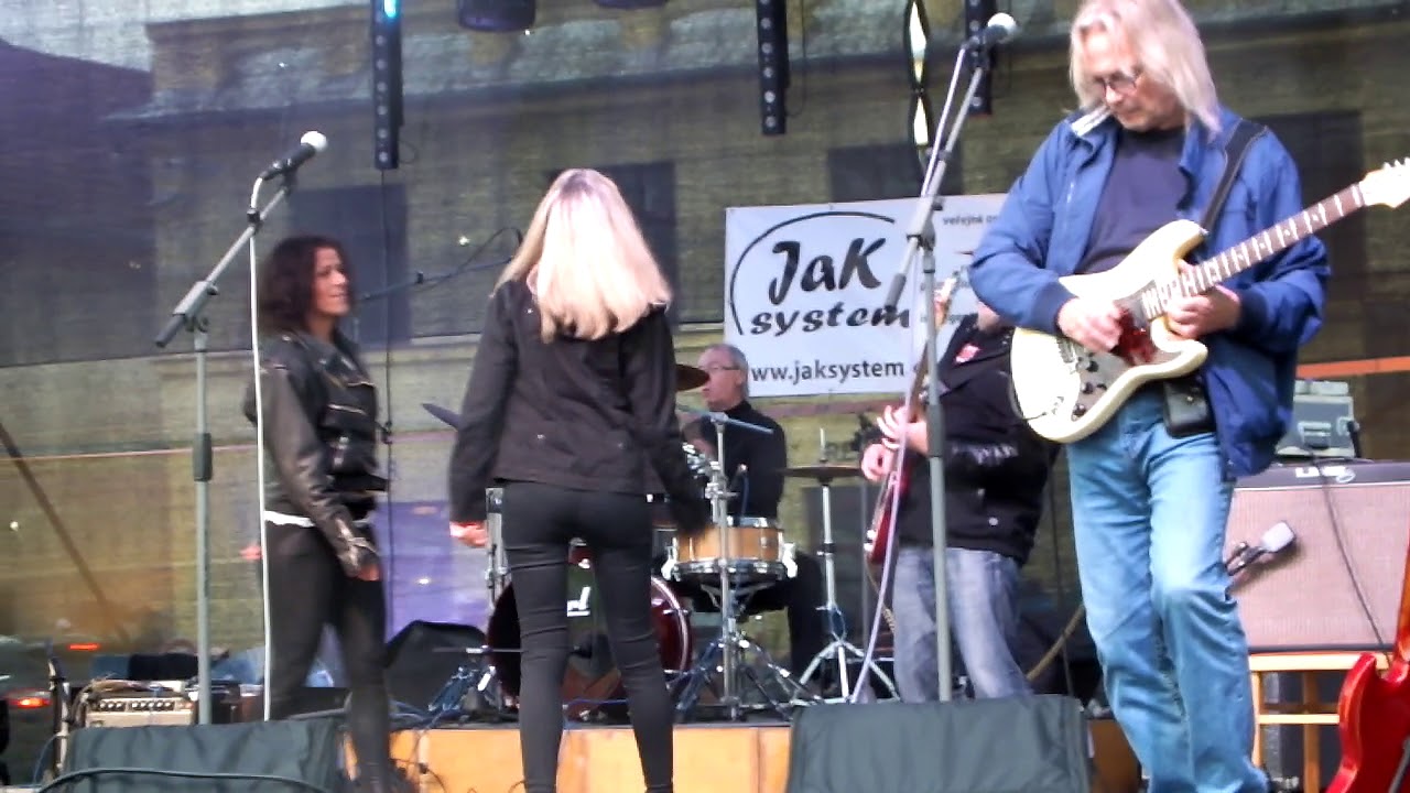 HUDBA PRAHA band - Sedí, pije