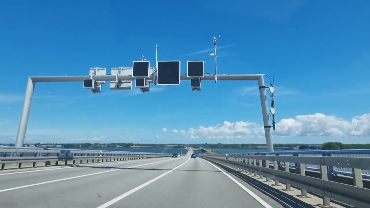 Fahrt über die Rügenbrücke Richtung Insel Rügen am 11.07.2022 bei strahlendem Sonnenschein