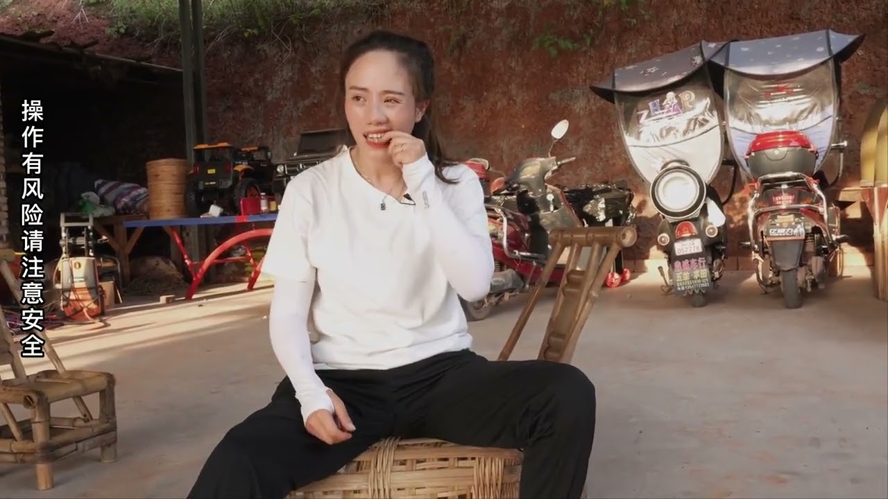 小妹儿爱吃新鲜核桃，这么大的太阳，几个女人不怕热硬要去摘