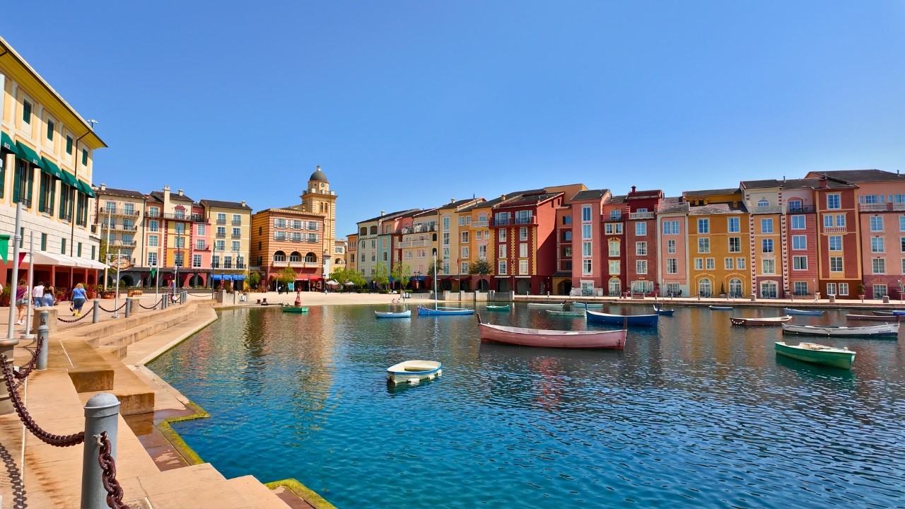 Beautiful walk to Universal Studios Florida from Loews Portofino Bay Hotel in 2025