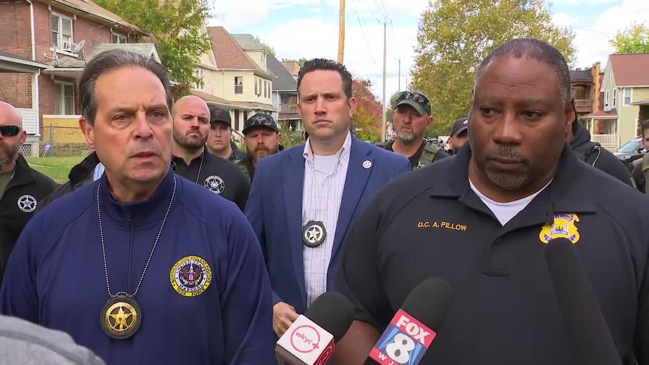 U.S. deputy marshal shot while serving warrant
