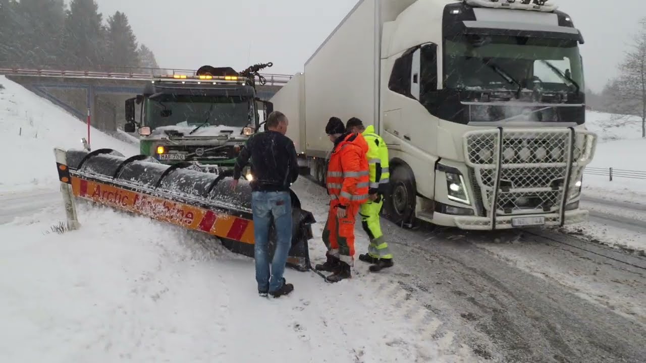 Plogbil påkörd av trailerdragare